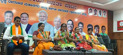 ಹುಬ್ಬಳ್ಳಿಯಲ್ಲಿ ಪತ್ರಿಕಾಗೋಷ್ಠಿಯಲ್ಲಿ (SIT) ಮಾತನಾಡಿದ ಬಿಜೆಪಿ ರಾಜ್ಯ ಮಹಿಳಾ ಮೋರ್ಚಾ ಅಧ್ಯೆ ಸಿ. ಮಂಜುಳಾ. ಜಿಲ್ಲಾ ಅಧ್ಯಕ್ಷೆ ಸೀಮಾ ಲದ್ವಾ,  ಶೋಭಾ ಅನಸಿನಗೌಡರ ,ರಾಜೇಶ್ವರಿ ಸಾಲಗಟ್ಟಿ ಇದ್ದರು.