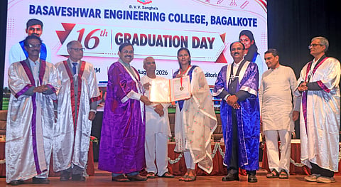 ಬಾಗಲಕೋಟೆ ಬಸವೇಶ್ವರ ಇಂಜಿನಿಯರಿAಗ್ ಕಾಲೇಜಿನಲ್ಲಿ ಶನಿವಾರ ಬೆಂಗಳೂರಿನ ಅಂತಾರಾಷ್ಟ್ರೀಯ ಮಾಹಿತಿ ತಂತ್ರಜ್ಞಾನ ಸಂಸ್ಥೆ (ಐಐಐಟಿ) ನಿರ್ದೇಶಕ ಪ್ರೊ.ದೆಬಬ್ರತ ದಾಸ್ ಅವರು ಪದವಿ ಪ್ರದಾನ ಮಾಡಿದರು. ಬಿವಿವಿ ಸಂಘದ ಕಾರ್ಯಾಧ್ಯಕ್ಷ ವೀರಣ್ಣ ಚರಂತಿಮಠ, ಜಿ.ಎಂ.ಶಾAತಕುಮಾರ, ಮಹೇಶ ಅಥಣಿ ಇತರರು ಇದ್ದರು.