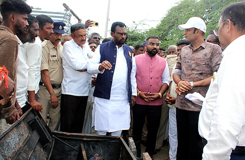 ಇದ್ದಲಗಿ ಗ್ರಾಮಕ್ಕೆ ಭೇಟಿ ನೀಡಿದ ಸಚಿವ ವಿಜಯಾನಂದ ಕಾಶಪ್ಪನವರ. 