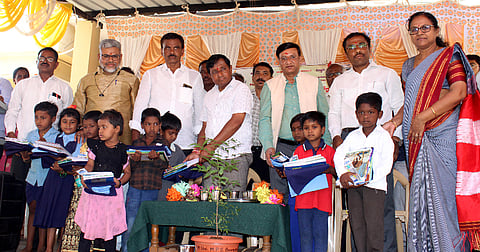ಶಾಲಾ ಪ್ರಾರಂಭೋತ್ಸವ ಹಿನ್ನೆಲೆಯಲ್ಲಿ ಸೋಮವಾರ ಬಾಗಲಕೋಟೆ ತಾಲೂಕಿನ ಬೇವಿನಮಟ್ಟಿ ಗ್ರಾಮದಲ್ಲಿ ನಡೆದ ಕಾರ್ಯಕ್ರಮದಲ್ಲಿ ಮಕ್ಕಳಿಗೆ ಸಾಂಕೇತಿಕವಾಗಿ ಪಠ್ಯಪುಸ್ತಕ ಮತ್ತು ಸಮವಸöಗಳನ್ನು ಶಾಸಕ ಉಮೇಶ ಮೇಟಿ ವಿತರಿಸಿದರು. ಜಿಲ್ಲಾಽಕಾರಿ ಸಂಗಪ್ಪ ಹಾಗೂ ಇಲಾಖೆ ಅಽಕಾರಿಗಳು ಮತ್ತು ಸ್ಥಳೀಯ ಮುಖಂಡರು ಇದ್ದರು.