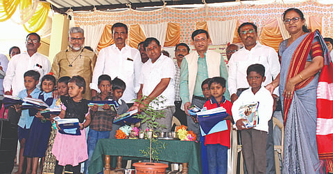 ಬಾಗಲಕೋಟೆ ತಾಲೂಕಿನ ಬೇವಿನಮಟ್ಟಿ ಗ್ರಾಮದಲ್ಲಿ ಸೋಮವಾರ ನಡೆದ ಶಾಲಾ ಪ್ರಾರಂಭೋತ್ಸವ ಕಾರ್ಯಕ್ರಮದಲ್ಲಿ ಮಕ್ಕಳಿಗೆ ಸಾಂಕೇತಿಕವಾಗಿ ಪಠ್ಯಪುಸ್ತಕ ಮತ್ತು ಸಮವಸ್ತ್ರಗಳನ್ನು ಶಾಸಕ ಉಮೇಶ ಮೇಟಿ ವಿತರಿಸಿದರು. ಜಿಲ್ಲಾಧಿಕಾರಿ ಸಂಗಪ್ಪ, ಇಲಾಖೆ ಅಧಿಕಾರಿಗಳು ಮತ್ತು ಸ್ಥಳೀಯ ಮುಖಂಡರು ಇದ್ದರು.