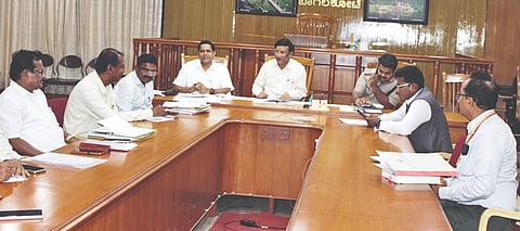 ಬಾಗಲಕೋಟೆ ಜಿಲ್ಲಾಧಿಕಾರಿ ಸಭಾಂಗಣದಲ್ಲಿ ಜಿಲ್ಲೆ ಸಕ್ಕರೆ ಕಾರ್ಖಾನೆ ಮಾಲೀಕರ ಹಾಗೂ ವ್ಯವಸ್ಥಾಪಕ ನಿರ್ದೇಶಕರ ಜೊತೆ ಕಬ್ಬಿನ ಬಾಕಿ ಪಾವತಿಸುವ ಕುರಿತು ಜಿಲ್ಲಾಽಕಾರಿ ಸಂಗಪ್ಪ ಅಧ್ಯಕ್ಷತೆಯಲ್ಲಿ ಸಭೆ ನಡೆಯಿತು. ಎಸ್ಪಿ ಸಿದ್ಧಾರ್ಥ ಗೋಯಲ್, ಆಹಾರ ಇಲಾಖೆ ಜಂಟಿ ನಿರ್ದೇಶಕ ಶ್ರೀಶೈಲ ಕಂಕಣವಾಡಿ ಇತರರಿದ್ದರು.