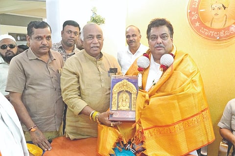 ಬಾಗಲಕೋಟೆ ಬಸವೇಶ್ವರ ಬ್ಯಾಂಕ್‌ಗೆ ಭೇಟಿ ನೀಡಿದ್ದ ಸಚಿವ ಎಂ.ಬಿ.ಪಾಟೀಲ ಅವರಿಗೆ ಬ್ಯಾಂಕಿನ ಅಧ್ಯಕ್ಷ ಪ್ರಕಾಶ ತಪಶೆಟ್ಟಿ ಅವರು ಸನ್ಮಾನಿಸಿದರು. ಶಾಸಕ ಆರ್.ಬಿ. ತಿಮ್ಮಾಪೂರ, ಮಾಜಿ ಸಚಿವ ಎಸ್.ಆರ್. ಪಾಟೀಲ, ಬಿಟಿಡಿಎ ಅಧ್ಯಕ್ಷ ಪ್ರಕಾಶ ತಪಶೆಟ್ಟಿ, ಕಾಂಗ್ರೆಸ್ ಜಿಲ್ಲಾ ಅಧ್ಯಕ್ಷ ಎಸ್.ಜಿ. ನಂಜಯ್ಯನಮಠ ಮತ್ತಿತರರಿದ್ದರು.