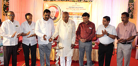 ಬಾಗಲಕೋಟೆ ಜಿಲ್ಲಾಡಳಿತ, ಜಿಪಂ, ಕನ್ನಡ ಮತ್ತು ಸಂಸ್ಕೃತಿ ಇಲಾಖೆ ಆಶ್ರಯದಲ್ಲಿ ಸರ್ಕಾರಿ ಆದರ್ಶ ವಿದ್ಯಾಲಯದಲ್ಲಿ ಗುರುವಾರ ಏರ್ಪಡಿಸಿದ್ದ ಡಾ.-À.ಗು.ಹಳಕಟ್ಟಿ ಅವರ ಜನ್ಮ ದಿನಾಚರಣೆ ಕಾರ್ಯಕ್ರಮವನ್ನು ವಿಧಾನ ಪರಿಷತ್ ಶಾಸಕ ಪಿ.ಎಚ್.ಪೂಜಾರ ಉದ್ಘಾಟಿಸಿದರು. ಚಿತ್ರದಲ್ಲಿ ಗ್ಯಾರಂಟಿ ಯೋಜನೆ ಅನುಷ್ಠಾನ ಸಮಿತಿ ಜಿಲ್ಲಾ ಅಧ್ಯಕ್ಷ ಅನೀಲ ದಡ್ಡಿ, ಜಿಲ್ಲಾಽಕಾರಿ ಸಂಗಪ್ಪ, ಆಹಾರ ಇಲಾಖೆ ಜಂಟಿ ನಿರ್ದೇಶಕ ಶ್ರೀಶೈಲ ಕಂಕಣವಾಡಿ ಮತ್ತಿತರರು ಇದ್ದರು.