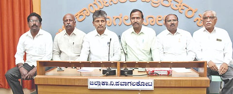 ಬಾಗಲಕೋಟೆ ನಗರದಲ್ಲಿ ಸೋಮವಾರ ಸುದ್ದಿಗೋಷ್ಠಿಯಲ್ಲಿ ಸಿಎಂ ಸಿದ್ದರಾಮಯ್ಯ ಹಾಗೂ ದಿ. ಎಚ್.ವೈ. ಮೇಟಿ ಅಭಿಮಾನಿ ಸಂಘದ ಮುಖಂಡ ಮಲ್ಲಿಕಾರ್ಜುನ ಮೇಟಿ ಮಾತನಾಡಿದರು. ಸಂಘದ ಮುಖಂಡರು ಇತರರಿದ್ದರು.