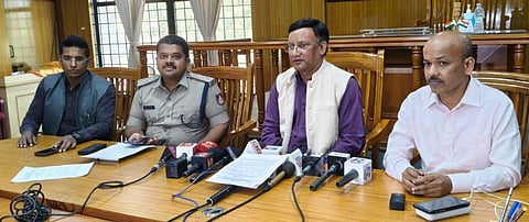 ಬಾಗಲಕೋಟೆ ಉಪ ಚುನಾವಣೆ ಮತ ಎಣಿಕೆಗಾಗಿ ಮಾಡಿಕೊಂಡಿರುವ ಸಿದ್ಧತೆ ಕುರಿತು ಶನಿವಾರ ಸುದ್ದಿಗೋಷ್ಠಿಯಲ್ಲಿ ಜಿಲ್ಲಾ ಚುನಾವಣಾಽಕಾರಿಯೂ ಆಗಿರುವ ಜಿಲ್ಲಾಽಕಾರಿ ಸಂಗಪ್ಪ ಮಾಹಿತಿ ನೀಡಿದರು. ಎಸ್ಪಿ ಸಿದ್ಧಾರ್ಥ ಗೋಯಲ್, ಎಡಿಸಿ ಅಶೋಕ ತೇಲಿ, ಎಸಿ ಸಂತೋಷ ಜಗಲಾಸರ್ ಇದ್ದರು.