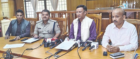 ಬಾಗಲಕೋಟೆ ಉಪ ಚುನಾವಣೆ ಮತ ಎಣಿಕೆಗಾಗಿ ಮಾಡಿಕೊಂಡಿರುವ ಸಿದ್ಧತೆ ಕುರಿತು ಶನಿವಾರ ಸುದ್ದಿಗೋಷ್ಠಿಯಲ್ಲಿ ಜಿಲ್ಲಾ ಚುನಾವಣಾಧಿಕಾರಿಯೂ ಆಗಿರುವ ಜಿಲ್ಲಾಧಿಕಾರಿ ಸಂಗಪ್ಪ ಮಾಹಿತಿ ನೀಡಿದರು. ಎಸ್ಪಿ ಸಿದ್ಧಾರ್ಥ ಗೋಯಲ್, ಎಡಿಸಿ ಅಶೋಕ ತೇಲಿ, ಎಸಿ ಸಂತೋಷ ಜಗಲಾಸರ್ ಇದ್ದರು.