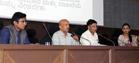 ಬಾಗಲಕೋಟೆ ಜಿಪಂ ಸಭಾಭವನದಲ್ಲಿ ಮಂಗಳವಾರ ನಡೆದ ಎಸ್‌ಐಆರ್ ಕುರಿತ ತರಬೇತಿಯಲ್ಲಿ ಜಿಲ್ಲಾಽಕಾರಿ ಸಂಗಪ್ಪ ಮಾತನಾಡಿದರು. ಅಪರ ಜಿಲ್ಲಾಽಕಾರಿ ಅಶೋಕ ತೇಲಿ, ಬಾಗಲಕೋಟೆ ಉಪವಿಭಾಗಾಽಕಾರಿ ಸಂತೋಷ ಜಗಲಾಸರ್, ಜಮಖಂಡಿ ಉಪವಿಭಾಗಾಽಕಾರಿ ಶ್ವೇತಾ ಬೀಡಿಕರ್ ಇದ್ದರು.