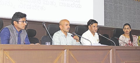 ಬಾಗಲಕೋಟೆ ಜಿಪಂ ಸಭಾಭವನದಲ್ಲಿ ಮಂಗಳವಾರ ನಡೆದ ಎಸ್‌ಐಆರ್ ಕುರಿತ ತರಬೇತಿಯಲ್ಲಿ ಜಿಲ್ಲಾಧಿಕಾರಿ ಸಂಗಪ್ಪ ಮಾತನಾಡಿದರು. ಅಪರ ಜಿಲ್ಲಾಧಿಕಾರಿ ಅಶೋಕ ತೇಲಿ, ಬಾಗಲಕೋಟೆ ಉಪವಿಭಾಗಾಽಕಾರಿ ಸಂತೋಷ ಜಗಲಾಸರ್, ಜಮಖಂಡಿ ಉಪವಿಭಾಗಾಽಕಾರಿ ಶ್ವೇತಾ ಬೀಡಿಕರ್ ಇದ್ದರು.