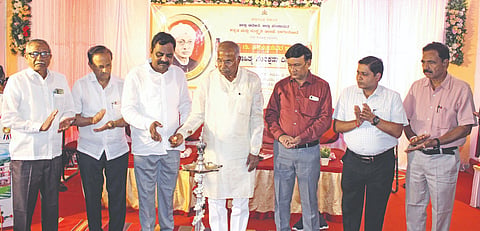 ಬಾಗಲಕೋಟೆಯ ಸರ್ಕಾರಿ ಆದರ್ಶ ವಿದ್ಯಾಲಯದಲ್ಲಿ ಜಿಲ್ಲಾಡಳಿತ, ಜಿಪಂ, ಕನ್ನಡ ಮತ್ತು ಸಂಸ್ಕೃತಿ ಇಲಾಖೆ ಆಶ್ರಯದಲ್ಲಿ ಗುರುವಾರ ಏರ್ಪಡಿಸಿದ್ದ ಡಾ.ಫ.ಗು.ಹಳಕಟ್ಟಿ ಅವರ ಜನ್ಮ ದಿನಾಚರಣೆ ಕಾರ್ಯಕ್ರಮವನ್ನು ವಿಧಾನ ಪರಿಷತ್ ಶಾಸಕ ಪಿ.ಎಚ್.ಪೂಜಾರ ಉದ್ಘಾಟಿಸಿದರು. ಗ್ಯಾರಂಟಿ ಯೋಜನೆ ಅನುಷ್ಠಾನ ಸಮಿತಿ ಜಿಲ್ಲಾ ಅಧ್ಯಕ್ಷ ಅನೀಲ ದಡ್ಡಿ, ಜಿಲ್ಲಾಽಕಾರಿ ಸಂಗಪ್ಪ, ಆಹಾರ ಇಲಾಖೆ ಜಂಟಿ ನಿರ್ದೇಶಕ ಶ್ರೀಶೈಲ ಕಂಕಣವಾಡಿ ಮತ್ತಿತರರಿದ್ದರು.