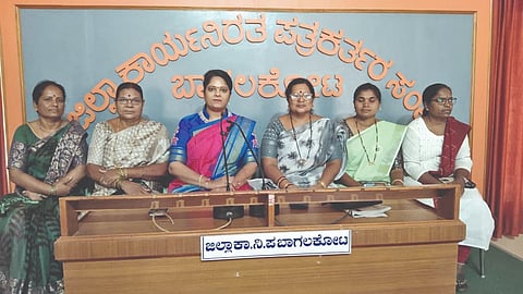 ಬಾಗಲಕೋಟೆ ನಗರದಲ್ಲಿ ಶನಿವಾರ ಕರೆಯಲಾಗಿದ್ದ ಸುದ್ದಿಗೋಷ್ಠಿಯಲ್ಲಿ ಜಿ.ಪಂ. ಮಾಜಿ ಅಧ್ಯಕ್ಷೆ ವೀಣಾ ಕಾಶಪ್ಪನವರ ಮಾತನಾಡಿದರು. ಸುಮಿತ್ರಾ ಗುಳಬಾಳ, ರೇಣುಕಾ ನ್ಯಾಮಗೌಡ, ಅನುರಾಧ ದೊಡ್ಡಮನಿ ಮತ್ತಿತರರಿದ್ದರು.