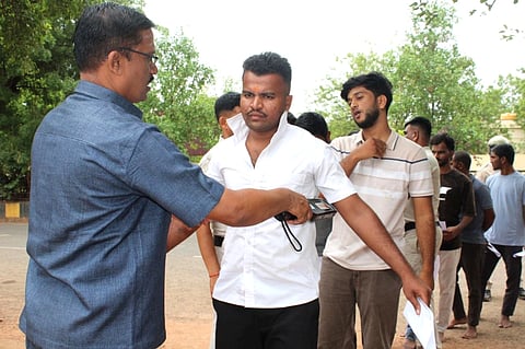 ಬಾಗಲಕೋಟೆಯಲ್ಲಿ ಭಾನುವಾರ ನಡೆದ ಪೊಲೀಸ್ ಇಲಾಖೆ ನೇಮಕಾತಿ ಪರೀಕ್ಷೆಗೆ ಆಗಮಿಸಿದ ಪರೀಕ್ಷಾರ್ಥಿಗಳನ್ನು ಸಂಪೂರ್ಣ ತಪಾಸಣೆ ನಡೆಸಿ, ಕೇಂದ್ರದಳೊಗೆ ಕಳುಹಿಸುತ್ತಿರುವುದು.