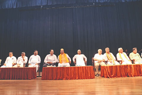 ಬಾಗಲಕೋಟೆಯಲ್ಲಿ ಗುರುವಾರ ಬಿಜೆಪಿ ಅಭ್ಯರ್ಥಿ ವೀರಣ್ಣ ಚರಂತಿಮಠ ಪರವಾಗಿ ವಿಜಯಪುರ ಶಾಸಕ ಬಸನಗೌಡ ಪಾಟೀಲ ಯತ್ನಾಳ ಪ್ರಚಾರಕ್ಕೆ ಆಗಮಿಸಿದ್ದು, ವಿದ್ಯಾಗಿರಿಯ ಸಭಾಭವನದಲ್ಲಿ ಸಮುದಾಯದ ಜನರ ಸಭೆ ನಡೆಸಿದರು. ರಾಜ್ಯಸಭೆ ಮಾಜಿ ಸದಸ್ಯ ಪ್ರಭಾಕರ ಕೋರೆ, ಶಾಸಕರಾದ ಸಿ.ಸಿ. ಪಾಟೀಲ, ಅರವಿಂದ ಬೆಲ್ಲದ, ಮಾಜಿ ಸಚಿವ ಮುರುಗೇಶ ನಿರಾಣಿ, ವೀರಣ್ಣ ಚರಂತಿಮಠ ಮತ್ತಿತರರು ಇದ್ದರು.