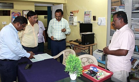 ಬಾಗಲಕೋಟೆ ಜಿಲ್ಲೆ ಹುನಗುಂದ ತಾಲೂಕಿನ ಸೂಳೆಭಾವಿ ಗ್ರಾಮದ ಬಿಸಿಎಂ ವ್ಯಾಪ್ತಿಯ ಬಾಲಕರ ಹಾಸ್ಟೆಲ್‌ಗೆ ಶನಿವಾರ ಭೇಟಿ ನೀಡಿದ್ದ ಜಿಲ್ಲಾಽಕಾರಿ ಸಂಗಪ್ಪ ಅವರು ವಿದ್ಯಾರ್ಥಿಗಳ ದಾಖಲಾತಿ ಮತ್ತು ಹಾಜರಾತಿಯಲ್ಲಿ ವ್ಯತ್ಯಾಸದ ಬಗ್ಗೆ ವಾರ್ಡನ್‌ಗೆ ತರಾಟೆಗೆ ತೆಗೆದುಕೊಂಡರು.