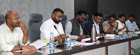 ಬಾಗಲಕೋಟೆ ಜಿಲ್ಲಾ ಪಂಚಾಯಿತಿ ಸಭಾಭವನದಲ್ಲಿ ಬುಧವಾರ ಜಿಲ್ಲಾ ಉಸ್ತುವಾರಿ ಸಚಿವ ವಿಜಯಾನಂದ ಕಾಶಪ್ಪನವರ ಅಧ್ಯಕ್ಷತೆಯಲ್ಲಿ ಕಬ್ಬಿನ ಬಾಕಿ ಪಾವತಿಸುವ ಕುರಿತು ಸಕ್ಕರೆ ಕಾರ್ಖಾನೆಗಳ ಆಡಳಿತ ಮಂಡಳಿಯ ಪ್ರತಿನಿಽಗಳೊಂದಿಗೆ ಸಭೆ ನಡೆಯಿತು. ಜಿಲ್ಲಾಽಕಾರಿ ಸಂಗಪ್ಪ, ಜಿಪಂ ಸಿಇಒ ಗಜಾನನ ಬಾಲೆ, ಎಸ್ಪಿ ಸಿದ್ಧಾರ್ಥ ಗೋಯಲ್, ಉಪ ಅರಣ್ಯ ಸಂರಕ್ಷಣಾಽಕಾರಿ ಸ್ವಪ್ನಿಲ್ ಅಹೀರೆ ಇತರರು ಇದ್ದರು. 