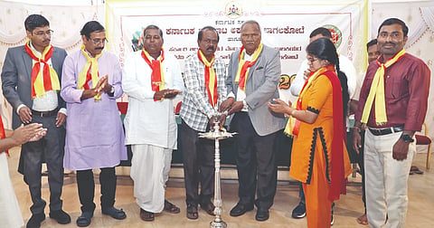 ಬಾಗಲಕೋಟೆ ಸರ್ಕಾರಿ ಅಲ್ಪಸಂಖ್ಯಾತರ ಮುರಾರ್ಜಿ ದೇಸಾಯಿ ಬಾಲಕಿಯರ ಪದವಿ ಪೂರ್ವ ವಸತಿ ಕಾಲೇಜಿನಲ್ಲಿ ರಾಜ್ಯೋತ್ಸವ ಅಂಗವಾಗಿ ಕರ್ನಾಟಕ ಬಯಲಾಟ ಅಕಾಡೆಮಿ ಹಮ್ಮಿಕೊಂಡಿದ್ದ ದೊಡ್ಡಾಟ, ತೊಗಲು ಗೊಂಬೆಯಾಟಕ್ಕೆ ಜಾಜಿ ಮಲ್ಲಿಗೆ ಕವಿ ಖ್ಯಾತಿಯ ಡಾ. ಸತ್ಯಾನಂದ ಪಾತ್ರೋಟ ಚಾಲನೆ ನೀಡಿದರು. ಅಕಾಡೆಮಿ ಅಧ್ಯಕ್ಷ ಪ್ರೊ. ಕೆ.ಆರ್. ದುರ್ಗಾದಾಸ, ಡಾ. ಸರ್ಜಾಶಂಕರ ಹರಳಿಮಠ, ಶಿವಾನಂದ ಪಟ್ಟಣಶೆಟ್ಟಿ ಮತ್ತಿತರರು ಇದ್ದರು. 