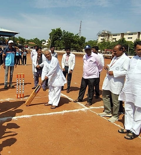 ಬಾಗಲಕೋಟೆ ಬಸವೇಶ್ವರ ಮೈದಾನದಲ್ಲಿ ಮಂಗಳವಾರ ನಾಲ್ಕು ದಿನಗಳ ಡಾ.ಹಾನಿಮನ್ ಟ್ರೋಫಿ ಅಂತರ ಕಾಲೇಜು ಕ್ರಿಕೆಟ ಟೂರ್ನಾಮೆಂಟಗೆ ಬಿವಿವಿ ಸಂಘದ ಕಾರ್ಯಾಧ್ಯಕ್ಷ ವೀರಣ್ಣ ಚರಂತಿಮಠ ಅವರು ಬ್ಯಾಟಿಂಗ್ ಮಾಡುವ ಮೂಲಕ ಚಾಲನೆ ನೀಡಿದರು.