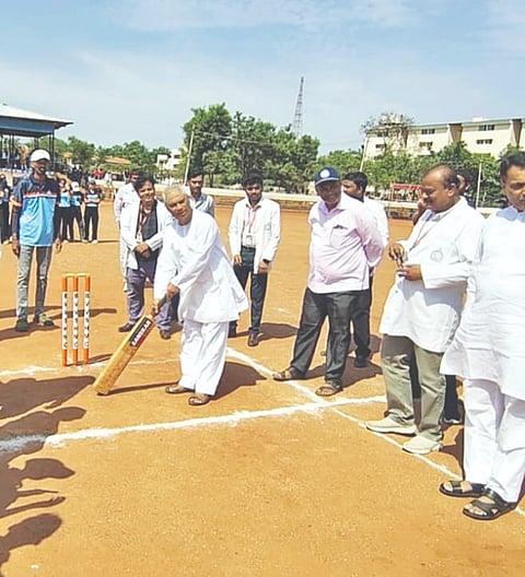 ಬಾಗಲಕೋಟೆ ಬಸವೇಶ್ವರ ಮೈದಾನದಲ್ಲಿ ಮಂಗಳವಾರ ನಾಲ್ಕು ದಿನಗಳ ಡಾ.ಹಾನಿಮನ್ ಟ್ರೋಫಿ ಅಂತರ ಕಾಲೇಜ್ ಕ್ರಿಕೆಟ ಟೂರ್ನಾಮೆಂಟಗೆ ಬಿವಿವಿ ಸಂಘದ ಕಾರ್ಯಾಧ್ಯಕ್ಷ ವೀರಣ್ಣ ಚರಂತಿಮಠ ಅವರು ಬ್ಯಾಟಿಂಗ್ ಮಾಡುವ ಮೂಲಕ ಚಾಲನೆ ನೀಡಿದರು.  ಮಲ್ಲಿಕಾರ್ಜುನ ಸಾಸನೂರ, ಡಾ.ಅರುಣ ಹೂಲಿ, ಪ್ರಾಧ್ಯಾಪಕ ಡಾ.ರವಿ.ಕೋಟೆಣ್ಣವರ., ಡಾ.ಸುಧೀರ ಬೆಟಗೇರಿ ಇತರರಿದ್ದರು 