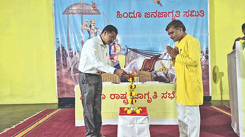  ಬಾದಾಮಿ ತಾಲೂಕಿನ ಜಾಲಿಹಾಳ ಗ್ರಾಮದಲ್ಲಿ ಭಾನುವಾರ ಹಿಂದೂ ಜನಜಾಗೃತಿ ಸಮಿತಿ ಆಯೋಜಿಸಿದ್ದ ಹಿಂದೂ ರಾಷ್ಟ್ರ ಜಾಗೃತಿ ಸಭೆಯನ್ನು ನ್ಯಾ. ಈರಣ್ಣ ಯಂಡಿಗೇರಿ ಉದ್ಘಾಟಿಸಿದರು.