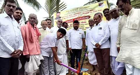 ಬಾಗಲಕೋಟೆ ಕ್ಷೇತ್ರದ ನಾಗರಾಳ ಮತ್ತು ನಾಗಸಂಪಗಿ ಗ್ರಾಮಗಳ ರಸ್ತೆ ಡಾಂಬರೀಕರಣಕ್ಕೆ ಗುರುವಾರ ಶಾಸಕ ಉಮೇಶ ಮೇಟಿ ಚಾಲನೆ ನೀಡಿದರು.