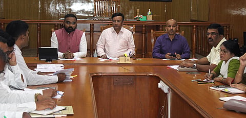 ಬಾಗಲಕೋಟೆ ಜಿಲ್ಲಾಽಕಾರಿ ಸಭಾಭವನದಲ್ಲಿ ಸೋಮವಾರ ಭಾರತ ಜೋಡೋ ಯುವ ಸಂಘ ಸ್ಥಾಪನೆ ಕುರಿತು ಜಿಲ್ಲಾ ಮಟ್ಟದ ಉಸ್ತುವಾರಿ ಸಮಿತಿ ಸಭೆ ಜಿಲ್ಲಾಽಕಾರಿ ಸಂಗಪ್ಪ ಅಧ್ಯಕ್ಷತೆಯಲ್ಲಿ ನಡೆಯಿತು. ಜಿಪಂ ಸಿಇಒ ಗಜಾನನ ಬಾಲೆ, ಎಡಿಸಿ ಅಶೋಕ ತೇಲಿ ಇತರರು ಇದ್ದರು.