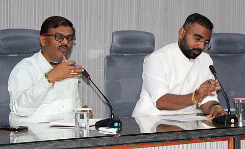 ಬಾಗಲಕೋಟೆ ತಾಲೂಕಿನ ಮುಳಗೊಳ್ಳಿ ತಾಂಡಾದ ಸರ್ಕಾರಿ ಶಾಲಾ ಕೊಠಡಿ ಮೇಲ್ಛಾವಣೆ ಕುಸಿದು ಮಕ್ಕಳು ಗಾಯಗೊಂಡಿದ್ದ ಹಿನ್ನೆಲೆಯಲ್ಲಿ ಗುರುವಾರ ಜಿಪಂ ಸಭಾಭವನದಲ್ಲಿ ಸಿಇಒ ಗಜಾನನ ಬಾಲೆ ಅವರು ವಿವಿಧ ಇಲಾಖೆ ಅಽಕಾರಿಗಳ ಜೊತೆ ತುರ್ತು ಸಭೆ ನಡೆಯಿತು. ಜಿಪಂ ಮುಖ್ಯ ಯೋಜನಾಽಕಾರಿ ಅಲ್ಲಮಪ್ರಭು ಅಲ್ಲಾಪೂರ ಇದ್ದರು.