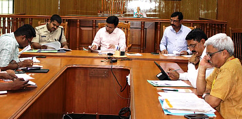 ಬಾಗಲಕೋಟೆ ಜಿಲ್ಲಾಽಕಾರಿ ಸಭಾಂಗಣದಲ್ಲಿ ಬುಧವಾರ ಜಿಲ್ಲಾಽಕಾರಿ ಸಂಗಪ್ಪ ಅಧ್ಯಕ್ಷತೆಯಲ್ಲಿ  ಹೆದ್ದಾರಿ ರಸ್ತೆ ಸುರಕ್ಷತೆ ಕುರಿತು ಜಿಲ್ಲಾ ಟಾಸ್ಕಪೋರ್ಸ್ ಸಭೆ ನಡೆಯಿತು. ಎಸ್ಪಿ ಸಿದ್ಧಾರ್ಥ ಗೋಯಲ್, ಜಿಪಂ ಉಪಕಾರ್ಯದರ್ಶಿ ಎನ್.ವೈ.ಬಸರಿಗಿಡದ ಇದ್ದರು.