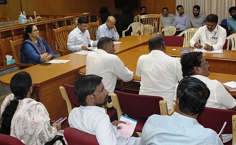 ಬಾಗಲಕೋಟೆ ಉಪ ಚುನಾವಣೆ ಮತ ಎಣಿಕೆ ಹಿನ್ನೆಲೆಯಲ್ಲಿ ಭಾನುವಾರ ಜಿಲ್ಲಾಧಿಕಾರಿ ಸಂಗಪ್ಪ ನೇತೃತ್ವ ಹಾಗೂ ಸಾಮಾನ್ಯ ವಿಕ್ಷಕಿ ಪಾರುಲ್ ಪಟವಾರಿ ಸಮ್ಮುಖದಲ್ಲಿ ಮತ ಎಣಿಕೆಯ 2ನೇ ಹಂತದ ತರಬೇತಿ ಜಿಲ್ಲಾಧಿಕಾರಿ ಸಭಾಂಗಣದಲ್ಲಿ ನಡೆಯಿತು.