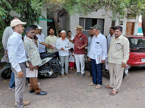 ಬಾಗಲಕೋಟೆ : ನವನಗರದ ಮನೆ ಮನೆಗೆ ಸ್ವಚ್ಛತಾ ಜಾಗೃತಿ ಕರಪತ್ರ ಹಂಚುತ್ತಿರುವ ಅಧ್ಯಕ್ಷ ಪ್ರಕಾಶ ತಪಶೆಟ್ಟಿ ಹಾಗೂ ಬಿಟಿಡಿಎ ಅಧಿಕಾರಿಗಳು.