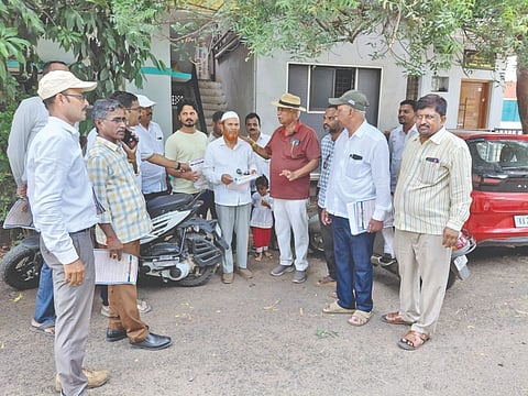 ಬಾಗಲಕೋಟೆ ನವನಗರದ ಮನೆ ಮನೆಗೆ ಸ್ವಚ್ಛತಾ ಜಾಗೃತಿ ಕರಪತ್ರ ಹಂಚುತ್ತಿರುವ ಅಧ್ಯಕ್ಷ ಪ್ರಕಾಶ ತಪಶೆಟ್ಟಿ ಹಾಗೂ ಬಿಟಿಡಿಎ ಅಧಿಕಾರಿಗಳು.