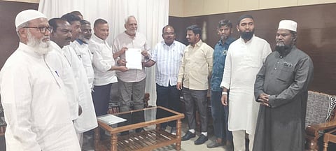  ಬಾಗಲಕೋಟೆಯಲ್ಲಿ ಈಚೆಗೆ ಶಿವಾಜಿ ಜಯಂತಿ ಮೆರವಣಿಗೆ ವೇಳೆಯ ಕಲ್ಲು, ಚಪ್ಪಲಿ ತೂರಾಟ ಹಾಗೂ ಮುಸ್ಲಿಂ ಯುವಕರನ್ನು ಪ್ರಚೋದಿಸಿದ ಘಟನೆ ಬಗ್ಗೆ ಸಮಗ್ರ ತನಿಖೆ ನಡೆಸಿ ತಪ್ಪಿತಸ್ಥರ ವಿರುದ್ಧ ಕ್ರಮಕ್ಕೆ ಆಗ್ರಹಿಸಿ ಮಂಗಳವಾರ ರಾಜ್ಯ ಅಲ್ಪಸಂಖ್ಯಾತರ ಆಯೋಗಕ್ಕೆ ಕೆಎಂಯು ಮುಖಂಡರು ಮನವಿ ಸಲ್ಲಿಸಿದರು.
