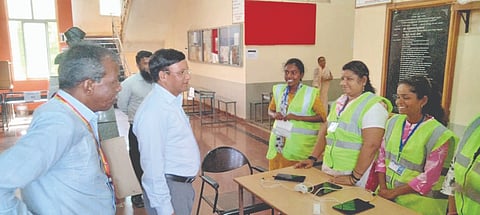 ಬಾಗಲಕೋಟೆ ನವನಗರ ಸರ್ಕಾರಿ ಪಾಲಿಟೆಕ್ನಿಕ್ ಕಾಲೇಜಿನ ಪರೀಕ್ಷಾ ಕೇಂದ್ರಕ್ಕೆ ಭಾನುವಾರ ಜಿಲ್ಲಾಧಿಕಾರಿ ಸಂಗಪ್ಪ ಭೇಟಿ ನೀಡಿ ಅಲ್ಲಿನ ವ್ಯವಸ್ಥೆ ಪರಿಶೀಲಿಸಿದರು.
