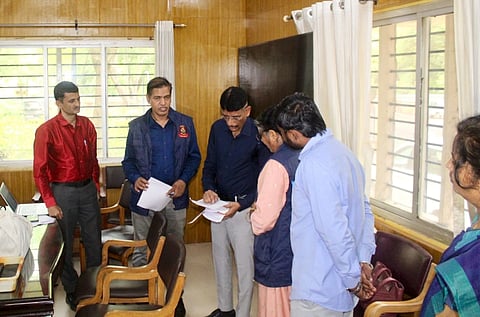 ಬಾಗಲಕೋಟೆ ಪಟ್ಟಣ ಅಭಿವೃದ್ಧಿ ಪ್ರಾಽಕಾರದಿಂದ ೨೦೨೦ ರಿಂದ ೨೦೨೪ರ ಅವಽಯಲ್ಲಿ ೧೮ ಅನರ್ಹರಿಗೆ ನಿವೇಶನ ಹಂಚಿಕೆ ಮಾಡಿರುವ ದೂರಿನ ಹಿನ್ನಲೆಯಲ್ಲಿ ಶುಕ್ರವಾರ ಲೋಕಾ ಅಽಕಾರಿಗಳು ದಾಳಿ ನಡೆಸಿ, ದಾಖಲೆ ಪರಿಶೀಲಿಸುತ್ತಿರುವುದು. ಲೋಕಾ ಎಸ್ಪಿ ಎಂ.ಬಿ.ನAದಗಾವಿ ಹಾಗೂ ಡಿಎಸ್ಪಿ ಸುರೇಶ ರೆಡ್ಡಿ ಮತ್ತಿತರರು ಇದ್ದರು.