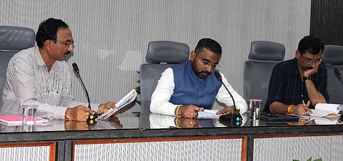 ಬಾಗಲಕೋಟೆ ಜಿಪಂ ಸಭಾಭವನದಲ್ಲಿ ಶುಕ್ರವಾರ ಜಿಪಂ ಸಿಇಒ ಗಜಾನನ ಬಾಲೆ ಅವರು ತೋಟಗಾರಿಕೆ ಇಲಾಖೆ ಪ್ರಗತಿ ಪರಿಶೀಲನೆ ನಡೆಸಿದರು. ಜಿಪಂ ಉಪ ಕಾರ್ಯದರ್ಶಿ ಎನ್.ವೈ.ಬಸರಿಗಿಡದ, ತೋಟಗಾರಿಕೆ ಜಂಟಿ ನಿರ್ದೇಶಕ ರವೀಂದ್ರ ಹಕಾಟಿ ಇದ್ದರು.