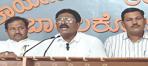 ಬಾಗಲಕೋಟೆಯಲ್ಲಿ ನಡೆದ ಸುದ್ದಿಗೋಷ್ಠಿಯಲ್ಲಿ ಕಾಂಗ್ರೆಸ್ ಮುಖಂಡ ಎನ್.ಬಿ.ಗಸ್ತಿ ಮಾತನಾಡಿದರು. ವಕೀಲ ಸಂತೋಷ ಬಗಲಿದೇಸಾಯಿ, ಎನ್‌ಎಸ್‌ಯುಐ ಮುಖಂಡ ವಿಜಯಕುಮಾರ ತಿಪ್ಪರಡ್ಡಿ, ಪ್ರಭುಗೌಡ ಹಳ್ಳೂರ ಮತ್ತಿತರರಿದ್ದರು.