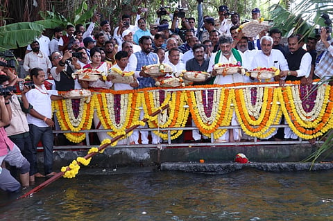 ಕೃಷ್ಣಾ, ಘಟಪ್ರಭಾ, ಮಲಪ್ರಭಾ ನದಿಗಳು ಸೇರಿರುವ ಬಾಗಲಕೋಟೆ ಜಿಲ್ಲೆ ಹುನಗುಂದ ತಾಲೂಕಿನ ಕೂಡಲಸಂಗಮ ಕ್ಷೇತ್ರದಲ್ಲಿ ಶುಕ್ರವಾರ ಮುಖ್ಯಮಂತ್ರಿ ಡಿ.ಕೆ.ಶಿವಕುಮಾರ ಕೃಷ್ಣೆಗೆ ಪೂಜೆ ಸಲ್ಲಿಸಿ ಬಾಗಿನ ಅರ್ಪಿಸಿದರು. ಉಸ್ತುವಾರಿ ಸಚಿವ ವಿಜಯಾನಂದ ಕಾಶಪ್ಪನವರ, ಶಾಸಕರಾದ ಆರ್.ಬಿ.ತಿಮ್ಮಾಪುರ, ಜೆ.ಟಿ.ಪಾಟೀಲ, ಭೀಮಸೇನ ಚಿಮ್ಮನಕಟ್ಟಿ, ಉಮೇಶ ಮೇಟಿ ಇತರರು ಇದ್ದರು.