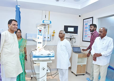 ಬಾಗಲಕೋಟೆಯಲ್ಲಿ ಬಿವಿವಿ ಸಂಘದಿಂದ ಉದ್ಘಾಟನೆಯಾಗಲಿರುವ ರಾಷ್ಟಿçÃಯ ರೆಫರನ್ಸ್ ಸಿಮ್ಯುಲೇಶನ್ ಸೆಂಟರ್ ಮತ್ತು ರಾಷ್ಟಿçÃಯ ಮೌಲ್ಯಮಾಪನ ಮತ್ತು ಪ್ರಮಾಣಿಕರಣ ಕೇಂದ್ರವನ್ನು ಗುರುವಾರ ಸಂಘದ ಕಾರ್ಯಾಧ್ಯಕ್ಷ ವೀರಣ್ಣ ಚರಂತಿಮಠ ವೀಕ್ಷಿಸಿದರು. ಸಂಘದ ಗೌರವ ಕಾರ್ಯದರ್ಶಿ ಮಹೇಶ ಅಥಣಿ, ವೈದ್ಯಕೀಯ ಆಡಳಿತ ಮಂಡಳಿ ಕಾರ್ಯಾಧ್ಯಕ್ಷ ಅಶೋಕ ಸಜ್ಜನ ಇದ್ದರು.