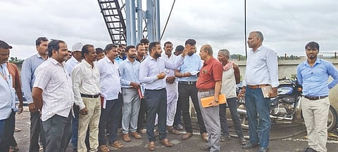 ಬಾಗಲಕೋಟೆ ಜಿಲ್ಲೆ ಜಮಖಂಡಿ ತಾಲೂಕಿನ ಗ್ರಾಮೀಣ ಭಾಗದಲ್ಲಿ ವಿವಿಧ ಅಭಿವೃದ್ಧಿ ಕಾಮಗಾರಿಗಳನ್ನು ಶನಿವಾರ ಜಿ.ಪಂ. ಸಿಇಒ ಗಜಾನನ ಬಾಲೆ ಪರಿಶೀಲಿಸಿ, ಅಧಿಕಾರಿಗಳಿಂದ ಪ್ರಗತಿಯ ಮಾಹಿತಿ ಪಡೆದುಕೊಂಡರು. ಜಮಖಂಡಿ ತಾಲೂಕು ಕಾರ್ಯನಿರ್ವಾಹಕ ಅಧಿಕಾರಿ ಮಲ್ಲಿಕಾರ್ಜುನ ಬಡಿಗೇರ, ಸಹಾಯಕ ಕಾರ್ಯನಿರ್ವಾಹಕ ಅಭಿಯಂತರ ಪಂಚಾಳ ಇತರರಿದ್ದರು.