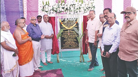 ಬಾಗಲಕೋಟೆ ವಿದ್ಯಾ ಪ್ರಸಾರಕ ಮಂಡಳದ ನೂತನ ಶಾಲಾ ಕಟ್ಟಡದ ಶಿಲಾನ್ಯಾಸವನ್ನು ಮಾಜಿ ಸಚಿವ ಅರವಿಂದ ಲಿಂಬಾವಳಿ ನೆರವೇರಿಸಿದರು. ಸಂಸ್ಥೆ ಗೌರವ ಕಾರ್ಯದರ್ಶಿ ಡಾ. ಗಿರೀಶ ಮಸೂರಕರ ಮತ್ತಿತರರು ಚಿತ್ರದಲ್ಲಿದ್ದಾರೆ.