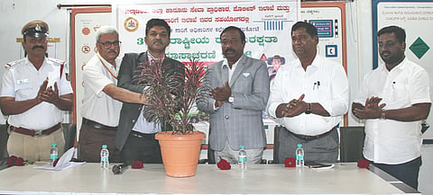  ಬಾಗಲಕೋಟೆ ಪ್ರಾದೇಶಿಕ ಸಾರಿಗೆ ಅಧಿಕಾರಿಗಳ ಕಚೇರಿ ಸಭಾಂಗಣದಲ್ಲಿ ಸೋಮವಾರ ರಾಷ್ಟ್ರೀಯ ರಸ್ತೆ ಸುರಕ್ಷತಾ ಮಾಸಾಚರಣೆಯನ್ನು ಜಿಲ್ಲಾ ಕಾನೂನು ಸೇವಾ ಪ್ರಾಧಿಕಾರದ ಸದಸ್ಯ ಕಾರ್ಯದರ್ಶಿ ಚಂದ್ರಶೇಖರ ದಿಡ್ಡಿ ಉದ್ಘಾಟಿಸಿದರು.  ಕೆ. ದುರ್ಗಾದಾಸ, ಬಿ.ಜಿ. ಓತಗೇರಿ, ಪಿ.ಎಚ್. ನಾರಾಯಣಕರ ಮತ್ತಿತರರು ಇದ್ದರು.