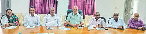 ಬೀಳಗಿ ತಾಲೂಕಿನ ಬಾಡಗಂಡಿ ಗ್ರಾಮದ ಮೆಡಿಕಲ್ ಕಾಲೇಜಿನಲ್ಲಿ ಗುರುವಾರ ಹಮ್ಮಿಕೊಂಡಿದ್ದ ಸುದ್ದಿಗೋಷ್ಠಿಯಲ್ಲಿ ಕಾಲೇಜಿನ ಅಧ್ಯಕ್ಷ ಎಸ್.ಆರ್. ಪಾಟೀಲ ಮಾತನಾಡಿದರು. ಸಂಸ್ಥೆ ಕಾರ್ಯದರ್ಶಿ ಎಂ.ಎನ್. ಪಾಟೀಲ, ಡೀನ್ ಡಾ. ಧರ್ಮರಾಯ ಇಂಗಳೆ ಇತರರಿದ್ದರು.