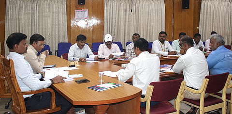 ಬಾಗಲಕೋಟೆ ಜಿಲ್ಲಾಽಕಾರಿ ಸಭಾಂಗಣದಲ್ಲಿ ಬುಧವಾರ ಮರು ವಿನ್ಯಾಸಗೊಳಿಸಿದ ಹವಾಮಾನ ಆಧಾರಿತ ವಿಮೆ ಯೋಜನೆ ಕುರಿತು ಜಿಲ್ಲಾ ಮಟ್ಟದ ತಾಂತ್ರಿಕ ಸಮಿತಿ ಸಭೆ ಜಿಲ್ಲಾಽಕಾರಿ ಸಂಗಪ್ಪ ಅಧ್ಯಕ್ಷತೆಯಲ್ಲಿ ನಡೆಯಿತು. ಜಿಪಂ ಸಿಇಒ ಶಶಿಧರ ಕುರೇರ ಮತ್ತಿತರರ ಅಽಕಾರಿಗಳು ಇದ್ದರು.