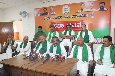 ಬಾಗಲಕೋಟೆಯಲ್ಲಿ ಗುರುವಾರ ಸುದ್ದಿಗೋಷ್ಠಿಯಲ್ಲಿ ಪರಿಷತ್ ವಿರೋಧ ಪಕ್ಷದ ಮುಖ್ಯ ಸಚೇತಕ ಎನ್.ರವಿಕುಮಾರ ಮಾತನಾಡಿದರು. ಶಾಸಕರಾದ ಸಿದ್ದು ಸವದಿ, ದುರ್ಯೋಧನ ಐಹೊಳೆ, ಪರಿಷತ್ ಸದಸ್ಯ ಪಿ.ಎಚ್.ಪೂಜಾರ, ಬಿಜೆಪಿ ಜಿಲ್ಲಾ ಘಟಕದ ಅಧ್ಯಕ್ಷ ಶಾಂತಗೌಡ ಪಾಟೀಲ ಇತರರು ಚಿತ್ರದಲ್ಲಿ ಇದ್ದಾರೆ. 
