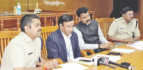 ಬಾಗಲಕೋಟೆ ಜಿಲ್ಲಾಧಿಕಾರಿ ಸಭಾಂಗಣದಲ್ಲಿ ಸೋಮವಾರ ಜಿಲ್ಲಾ ಚುನಾವಣಾಧಿಕಾರಿ ಸಂಗಪ್ಪ ಅವರು ಏ. 9ರಂದು ನಡೆಯುವ ಮತದಾನ ಹಾಗೂ ಅದಕ್ಕಾಗಿ ಕೈಗೊಂಡಿರುವ ಸಿದ್ಧತೆ ಬಗ್ಗೆ ಮಾಹಿತಿ ನೀಡಿದರು. ಜಿಪಂ ಸಿಇಒ ಶಶಿಧರ ಕುರೇರ, ಎಸ್ಪಿ ಸಿದ್ಧಾರ್ಥ ಗೋಯಲ್ ಮತ್ತಿತರರು ಇದ್ದರು.