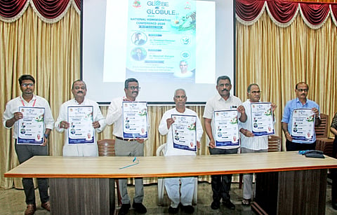 ಸೆ. ೧೮ ರಂದು ಬಾಗಲಕೋಟೆಯಲ್ಲಿ ನಡೆಯುವ ಗ್ಲೋಬ್ ಇನ್ ಗ್ಲೋಬ್ಯೂಲ್ ರಾಷ್ಟಿçÃಯ ಸಮ್ಮೇಳನದ ಪೋಸ್ಟರ್‌ಗಳನ್ನು ಬಿವಿವಿ ಸಂಘದ ಕಾರ್ಯಾಧ್ಯಕ್ಷ ವೀರಣ್ಣ ಚರಂತಿಮಠ ಬಿಡುಗಡೆ ಮಾಡಿದರು. ಮಹಾಂತೇಶ ಶೆಟ್ಟರ, ಅಶೋಕ ಕರಡಿ, ಡಾ.ರವಿ ಕೋಟೆಣ್ಣವರ ಇತರರು ಇದ್ದರು.
