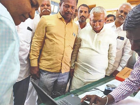 ಮುಧೋಳ ಎಪಿಎಂಸಿ ಆವರಣದಲ್ಲಿ ಮಂಗಳವಾರ ಮೆಕ್ಕೆಜೋಳದ ಖರೀದಿಯ ನೋಂದಣಿಗೆ ಕಾರ್ಯಕ್ಕೆ ಉಸ್ತುವಾರಿ ಸಚಿವ ಆರ್.ಬಿ. ತಿಮ್ಮಾಪೂರ ಚಾಲನೆ ನೀಡಿ, ನೋಂದಣಿ ಪ್ರಕ್ರಿಯೆ ಪರಿಶೀಲಿಸಿದರು.