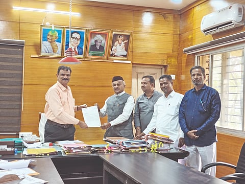 ಬಾಗಲಕೋಟೆ ಪಟ್ಟಣ ಅಭಿವೃದ್ಧಿ ಪ್ರಾಧಿಕಾರದಿಂದ ನಗರದಲ್ಲಿ ಅತೀ ಮುಖ್ಯವಾಗಿ ಆಗಬೇಕಿರುವ ಕೆಲಸಗಳ ಪಟ್ಟಿಮಾಡಿ ಮುಖ್ಯ ಇಂಜಿನಿಯರ್‌ಗೆ ಮಂಗಳವಾರ ಕಾಂಗ್ರೆಸ್ ಪಕ್ಷದ ಜಿಲ್ಲಾ ಅಧ್ಯಕ್ಷ ಎಸ್.ಜಿ. ನಂಜಯ್ಯನಮಠ ಮನವಿ ಸಲ್ಲಿಸಿದರು. ಪಕ್ಷದ ಮುಖಂಡರಾದ ರಾಜು ಮನ್ನಿಕೇರಿ, ನಗರಸಭೆ ಮಾಜಿ ಸದಸ್ಯ ದಂಡಿನ, ರೈಲ್ವೆ ಹೋರಾಟಗಾರ ಕುತುಬುದ್ದೀನ್ ಖಾಜಿ ಇದ್ದರು.