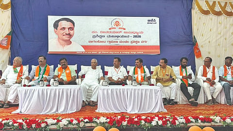 ಬಾಗಲಕೋಟೆ ಸಮೀಪದ ಮುಚಖಂಡಿಯಲ್ಲಿ ಬಿಜೆಪಿ ವತಿಯಿಂದ ನಡೆದ ಎರಡು ದಿನಗಳ ಪ್ರಶಿಕ್ಷಣ ವರ್ಗದ ಸಮಾರೋಪದಲ್ಲಿ ಮಾಜಿ ಶಾಸಕ ವೀರಣ್ಣ ಚರಂತಿಮಠ ಹಾಗೂ ಪಕ್ಷದ ಪದಾಽಕಾರಿಗಳು ಪಾಲ್ಗೊಂಡಿದ್ದರು.