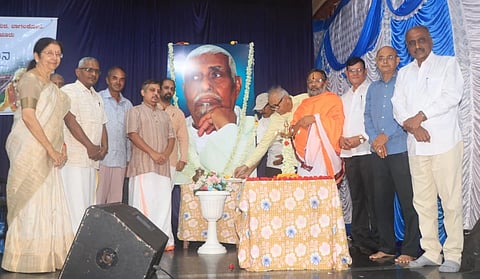 ಬಾಗಲಕೋಟೆಯಲ್ಲಿ ಸೋಮವಾರ ಸಂಜೆ ನಡೆದ ಬನ್ನಂಜೆ ೯೦ರ ವಿಶ್ವನಮನ ಕಾರ್ಯಕ್ರಮದಲ್ಲಿ ಗಣ್ಯರು ಗೋವಿಂದಾಚಾರ್ಯರ ಭಾವಚಿತ್ರಕ್ಕೆ ಪುಷ್ಪನಮನದ ಮೂಲಕ ಚಾಲನೆ ನೀಡಲಾಯಿತು.