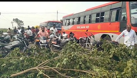  ಮುಧೋಳ ತಾಲೂಕಿನ ಮಂಟೂರ ಕ್ರಾಸ್ ಬಳಿ ಶುಕ್ರವಾರ ಕಬ್ಬು ಬೆಳೆಗಾರರು ಗಿಡಗಳನ್ನು ಕಡಿದು ರಸ್ತೆಗೆ ಅಡ್ಡಲಾಗಿ ಟೊಂಗೆಗಳನ್ನು ಇಟ್ಟು ರಸ್ತೆ ಬಂದ್ ಮಾಡಿ ಪ್ರತಿಭಟನೆ ನಡೆಸಿದರು. ಇದರಿಂದ ವಾಹನಗಳು ಗಂಟೆಗಟ್ಟಲೆ ಸಾಲಾಗಿ ನಿಂತು, ಪ್ರಯಾಣಿಕರು ಪರದಾಡುವಂತಾಯಿತು.